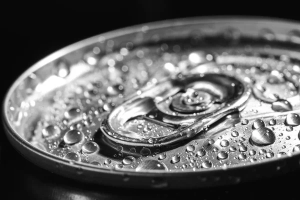 黒の背景に水滴で覆われた飲料のアルミニウム缶、クローズアップ — ストック写真