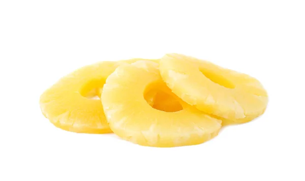 Scheiben köstlicher süßer Ananas aus der Dose auf weißem Hintergrund — Stockfoto