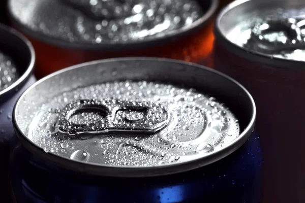 水滴で覆われた飲料のアルミ缶を背景として、クローズアップ — ストック写真