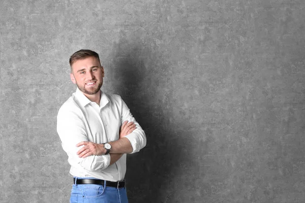 Porträt eines gutaussehenden glücklichen Mannes auf grauem Hintergrund, Raum für Text — Stockfoto