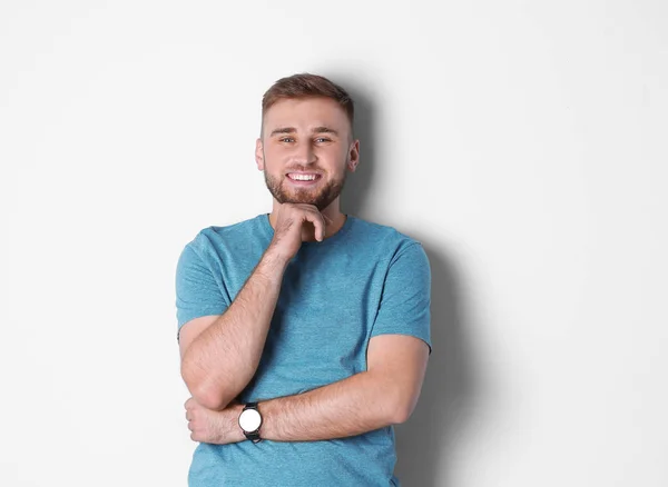 Retrato de belo homem feliz no fundo branco — Fotografia de Stock