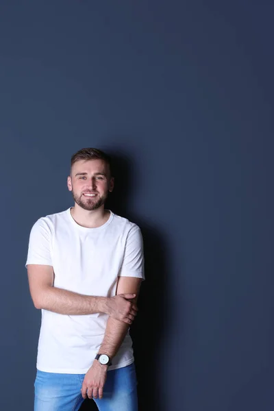 Retrato de belo homem feliz em fundo cinza, espaço para texto — Fotografia de Stock