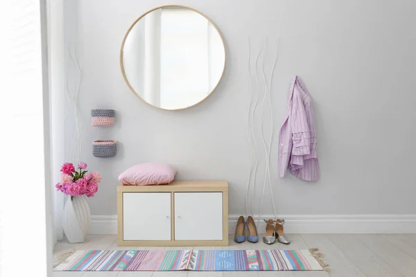 Elegante pasillo interior con espejo redondo en la pared blanca —  Fotos de Stock