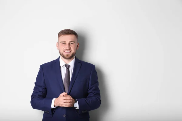 Porträt eines glücklichen Mannes im Büroanzug auf weißem Hintergrund — Stockfoto