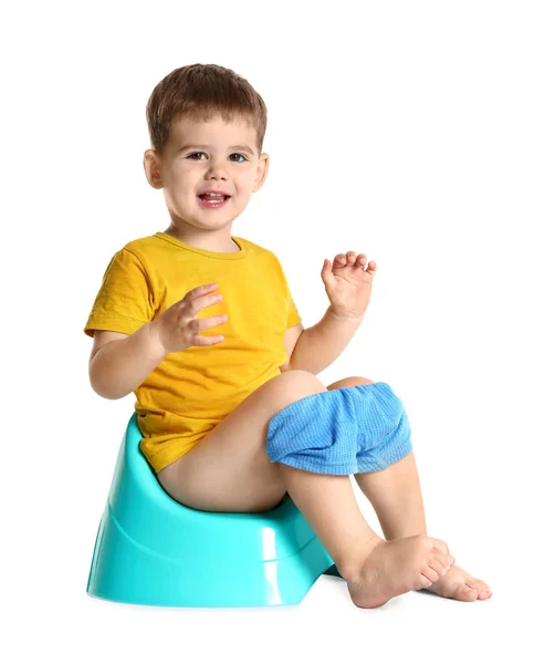 Retrato de niño sentado en el orinal sobre fondo blanco — Foto de Stock