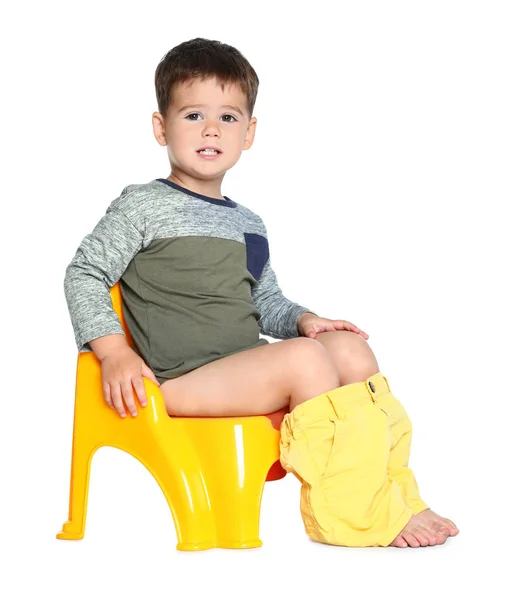 Retrato de niño sentado en el orinal sobre fondo blanco — Foto de Stock