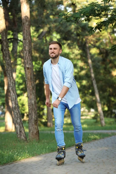 Junger Mann beim Rollschuhlaufen im Sommerpark — Stockfoto