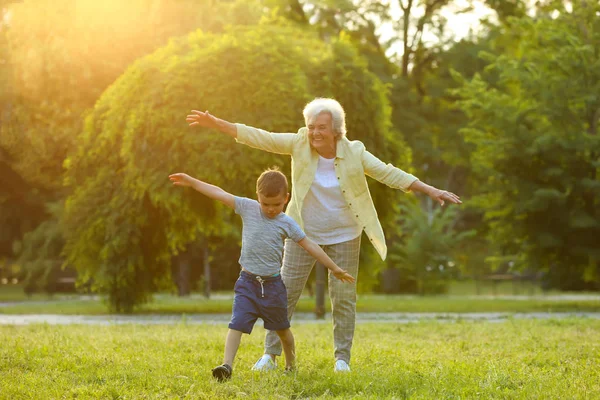 Kleiner Junge und seine Großmutter amüsieren sich im Park — Stockfoto