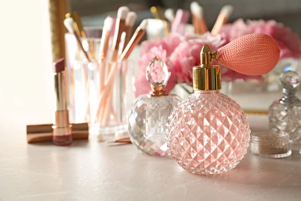 Tuvalet masasında farklı parfüm şişeleri, metin için alan — Stok fotoğraf