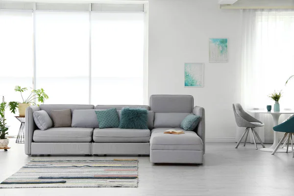 Moderne stue innvendig med behagelig sofa – stockfoto