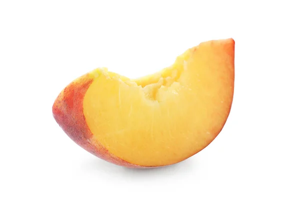 Шматочок солодкого соковитого персика на білому тлі — стокове фото