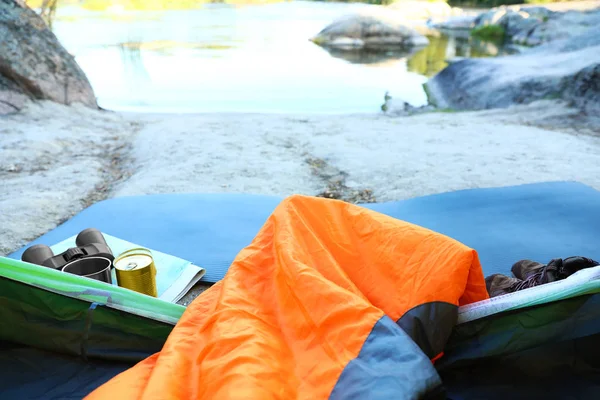 露营帐篷与睡袋附近的湖，从内部查看 — 图库照片