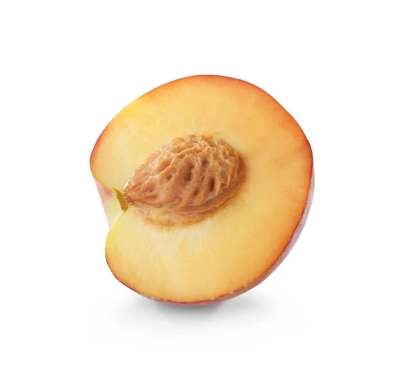 Половина сладкого персика на белом фоне — стоковое фото