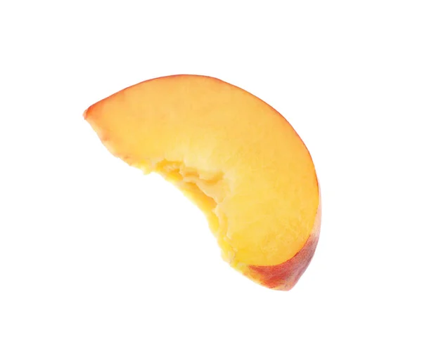 Slice van zoete sappige perzik op witte achtergrond — Stockfoto
