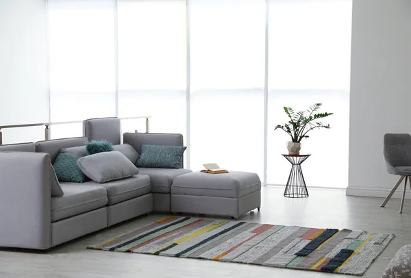 Современный интерьер гостиной с удобным диваном — стоковое фото