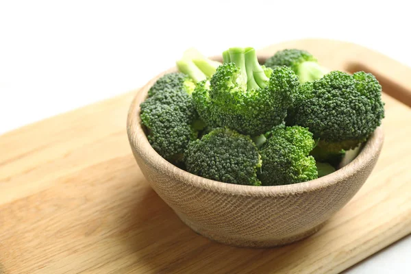 Bowl of fresh broccoli on wooden board, closeup — Stock Photo, Image