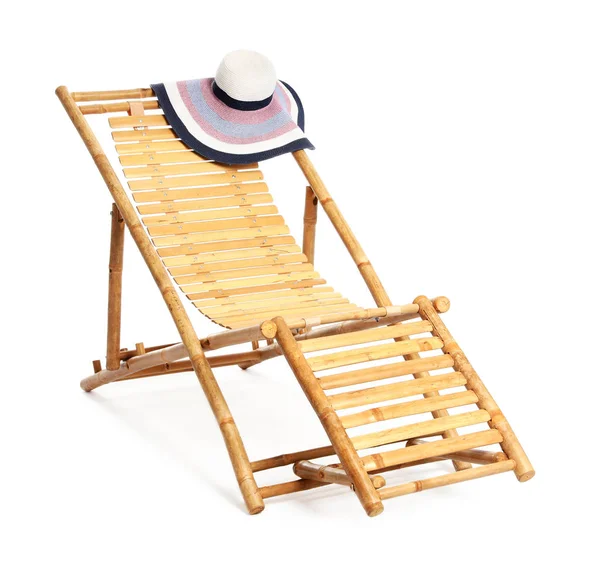 Cama de sol de madeira vazia com chapéu no fundo branco. Acessórios de praia — Fotografia de Stock