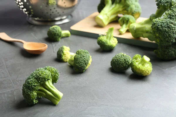 Brokoli hijau segar di meja abu-abu — Stok Foto