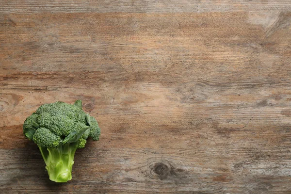 Brokoli mentah segar pada tabel kayu, tilikan atas dengan spasi untuk teks — Stok Foto