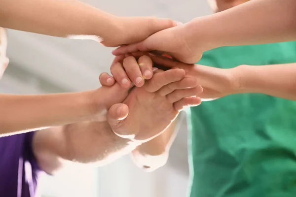 Grupo de voluntários unindo as mãos, close-up — Fotografia de Stock