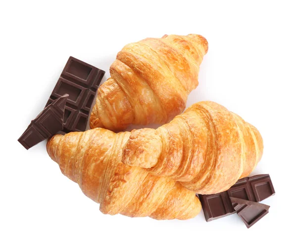 Gustosi croissant con cioccolato su sfondo bianco, vista dall'alto. Pasticceria francese — Foto Stock