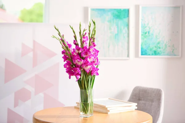 Vase avec de belles fleurs de gladiole rose sur une table en bois dans la chambre, espace pour le texte — Photo