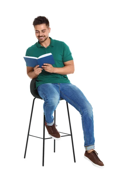 Bonito jovem homem lendo livro sobre fundo branco — Fotografia de Stock