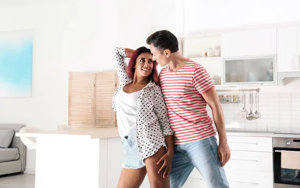 Belo casal dançando na cozinha em casa — Fotografia de Stock