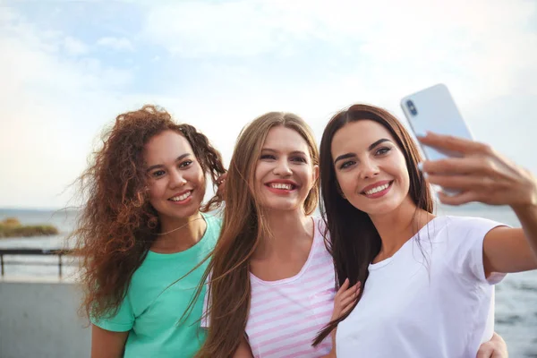 Mujeres jóvenes felices tomando selfie al aire libre en un día soleado — Foto de Stock