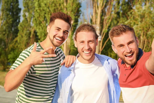 Ευτυχισμένοι νέοι άντρες που παίρνουν selfie σε εξωτερικούς χώρους την ηλιόλουστη μέρα — Φωτογραφία Αρχείου