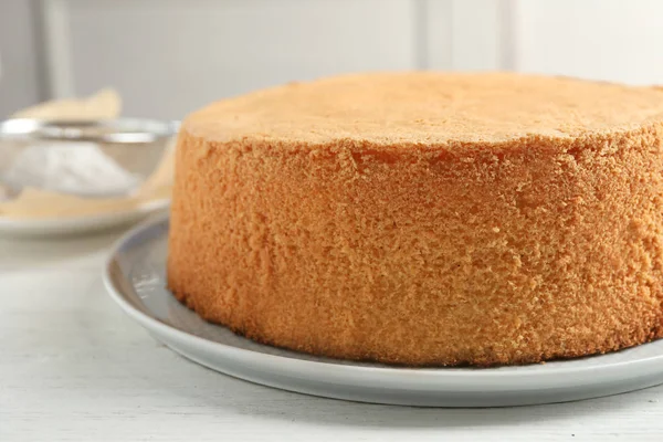 Вкусный свежий домашний торт на белом столе, крупным планом — стоковое фото