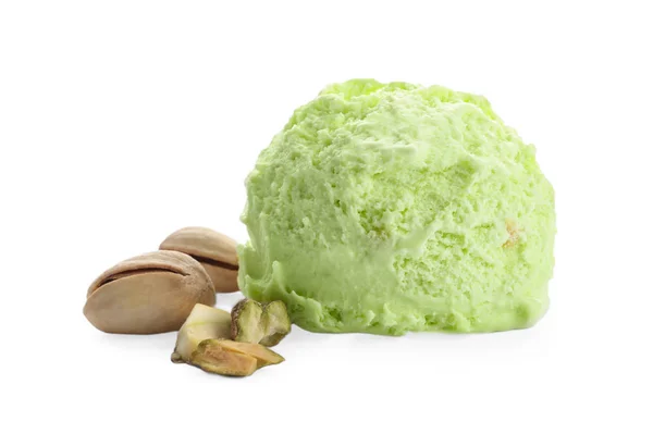 Colher de delicioso sorvete de pistache e nozes no fundo branco — Fotografia de Stock