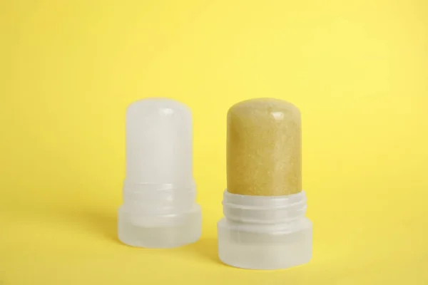 Sarı arka planda doğal kristal şap sopa deodorantlar — Stok fotoğraf
