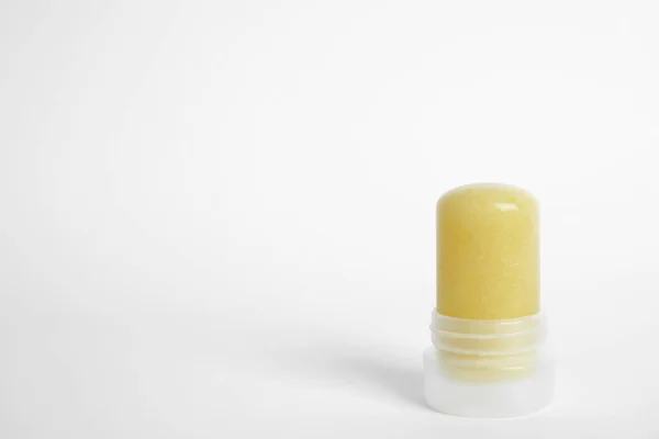 Natural Crystal Alun Stick deodorant på vit bakgrund — Stockfoto