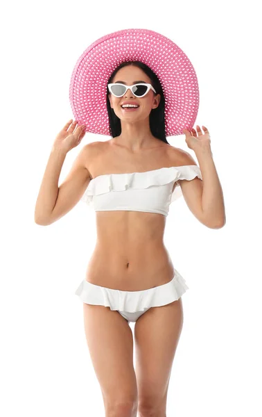 Schöne junge Frau im stylischen Bikini mit Hut auf weißem Hintergrund — Stockfoto