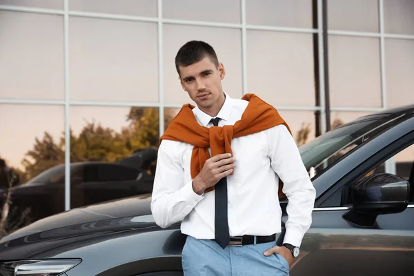 Attractive young man near luxury car outdoors — Stock Photo, Image