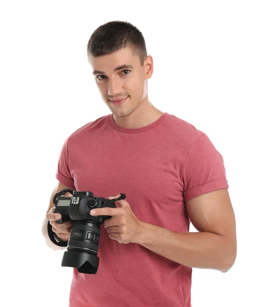 Jeune photographe avec appareil photo professionnel sur fond blanc — Photo