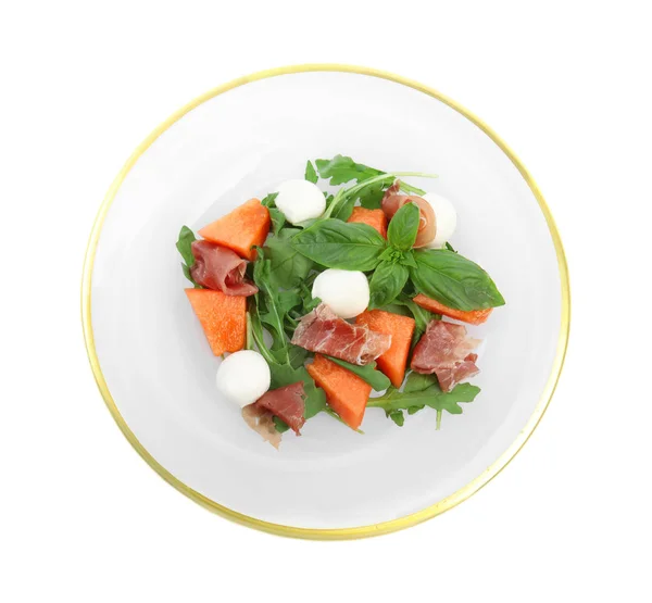 Čerstvý meloun s prosciutto, mozzarellou a bazalkou na bílém pozadí, pohled shora — Stock fotografie