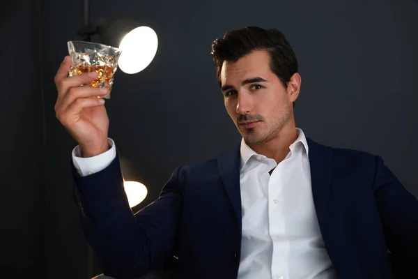 Jeune homme avec verre de whisky à l'intérieur — Photo