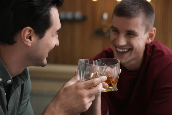 Jovens bebendo uísque juntos no bar — Fotografia de Stock