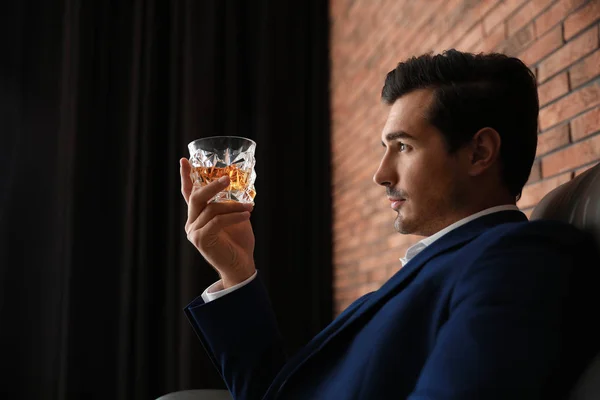 Jeune homme avec verre de whisky à l'intérieur — Photo