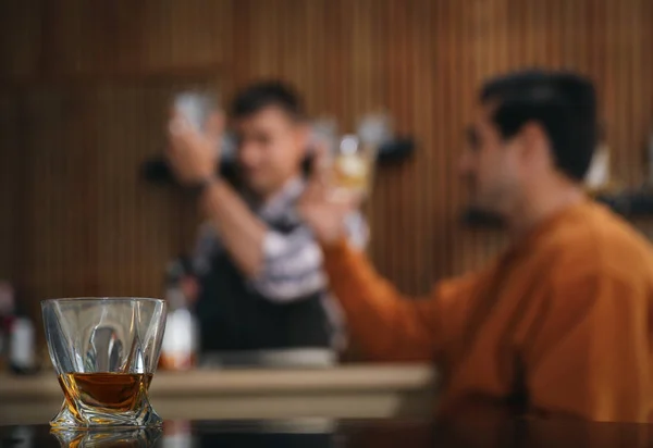 Glas Whisky auf dem Tisch in der Bar. Raum für Text — Stockfoto