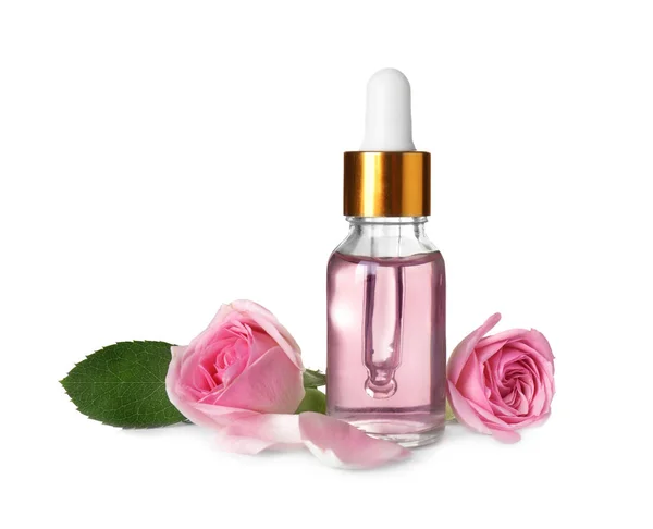 Butelka olejku i róż na białym tle — Zdjęcie stockowe