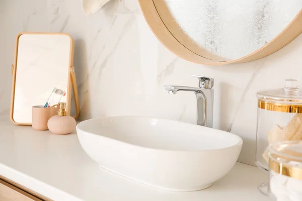 Elegante lavello sotto specchio in bagno. Elemento interno — Foto Stock