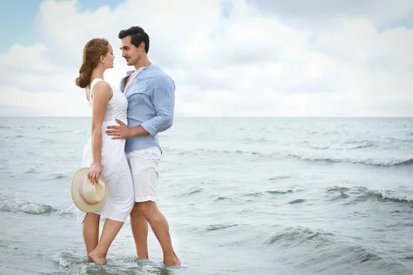 Boldog fiatal pár időtöltést a tengeri strandon — Stock Fotó