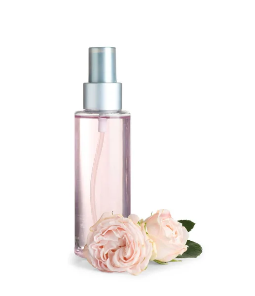 Garrafa de óleo essencial e rosas sobre fundo branco — Fotografia de Stock