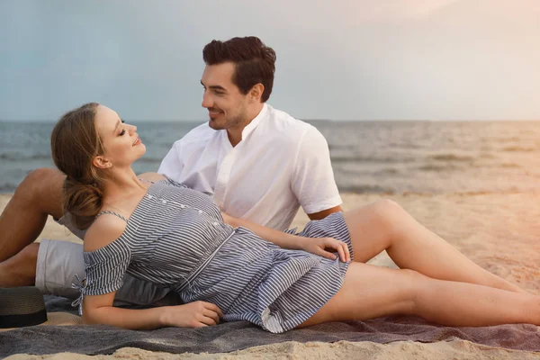 Glückliches junges Paar verbringt Zeit am Strand — Stockfoto