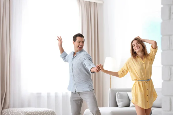 Schönes junges Paar tanzt im Leben zu Hause — Stockfoto