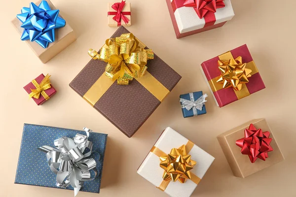 Flache Komposition mit schönen Geschenkboxen auf beigem Hintergrund — Stockfoto