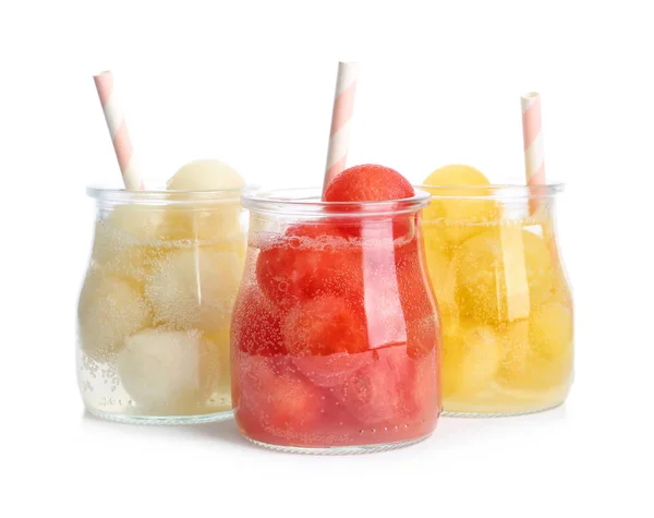 Barattoli di vetro di melone e anguria cocktail palla su sfondo bianco — Foto Stock